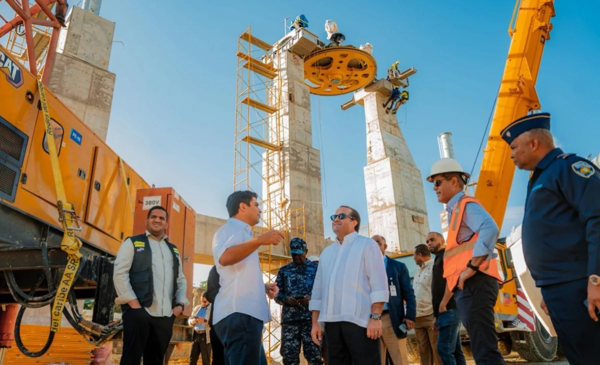 Paliza supervisa construcción de la Línea 3 del Teleférico en SDO