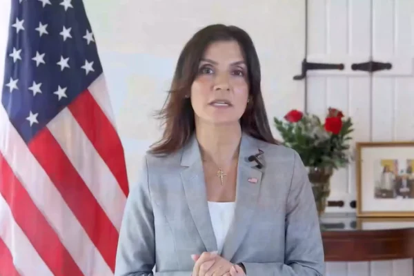 Embajadora de EE. UU. en RD cuestiona a Bad Bunny por su silencio ante regímenes autoritarios