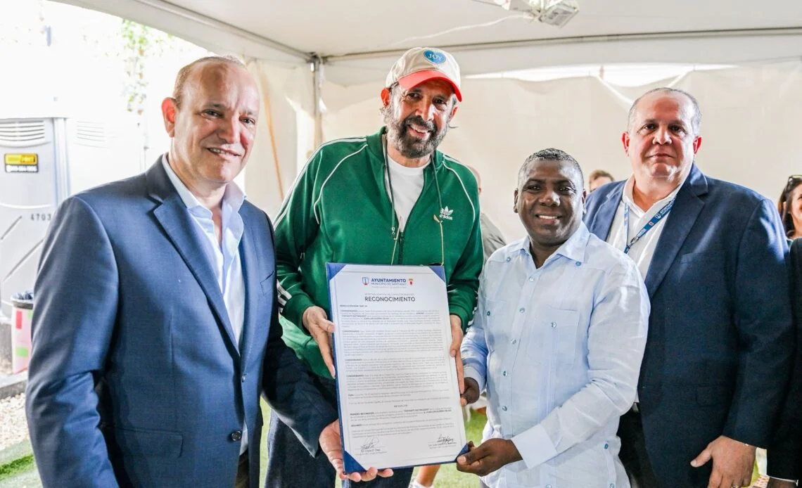 Honran a Juan Luis Guerra por su «invaluable contribución a la proyección» de RD
