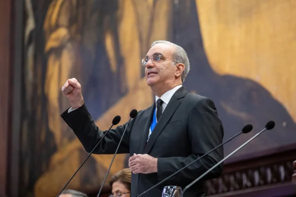 Abinader anuncia pago de impuestos con tarjeta y nuevo modelo de crédito para mipymes