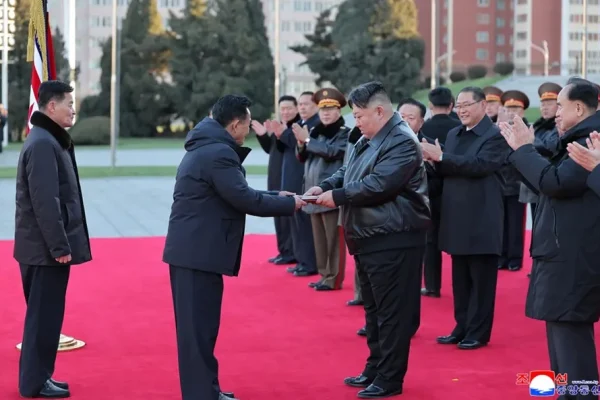Kim Jong-un inspecciona lanzacohetes antes de un Congreso clave del partido norcoreano