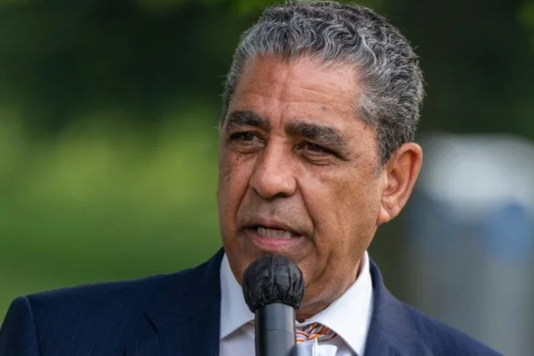 Adriano Espaillat advierte sobre impacto de aranceles de Trump en la economía dominicana