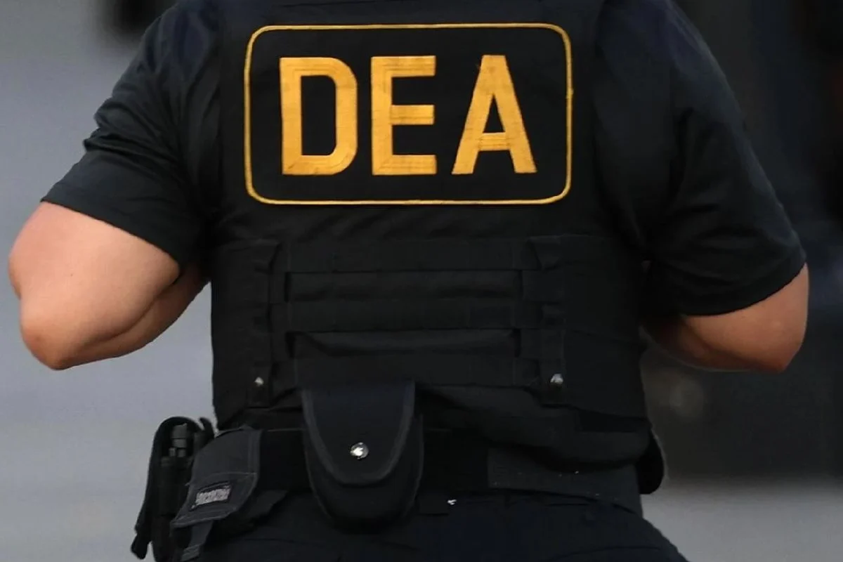 Arrestan supervisor de la DEA en RD en medio de investigación por presunto abuso de programa de visas