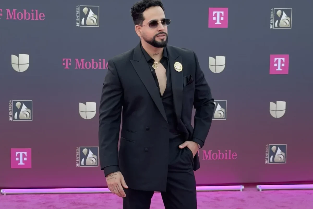 Salsero Lemar también sorprendió en la alfombra de Premio Lo Nuestro