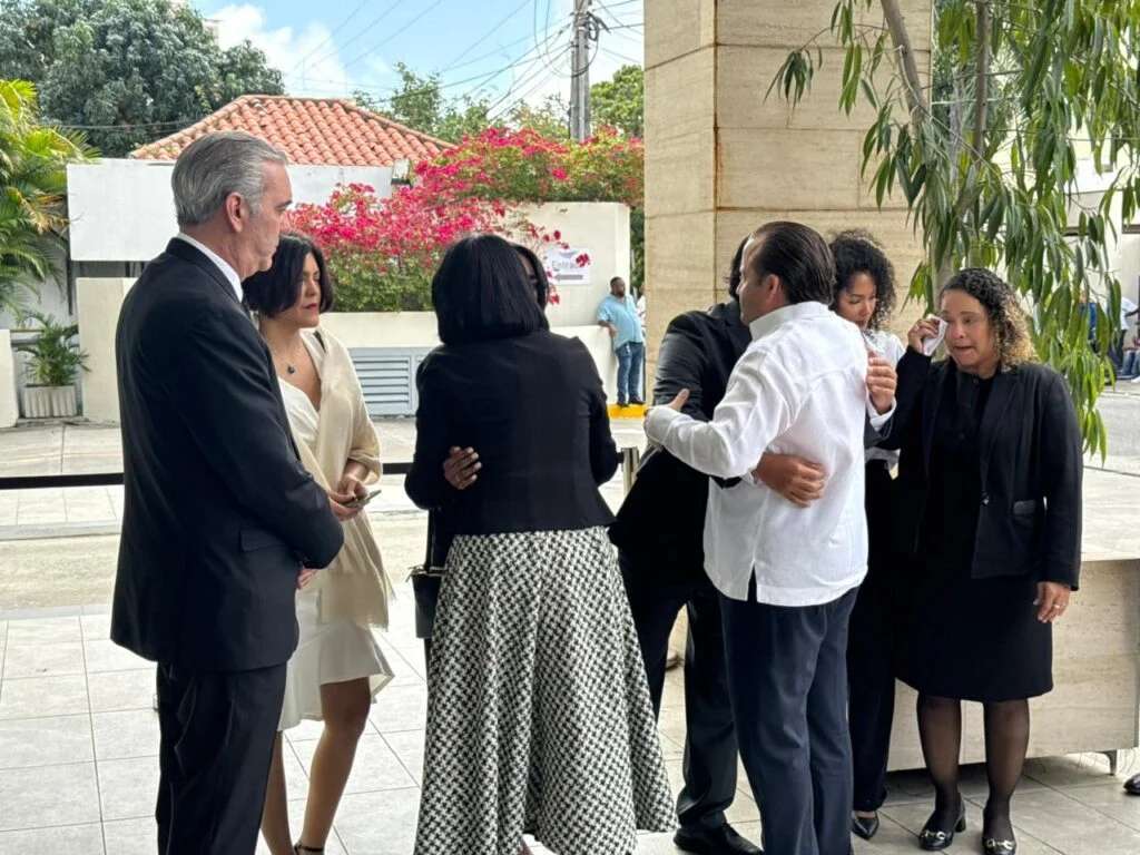 Abinader acude a velatorio de Ramón Alburquerque y resalta su legado