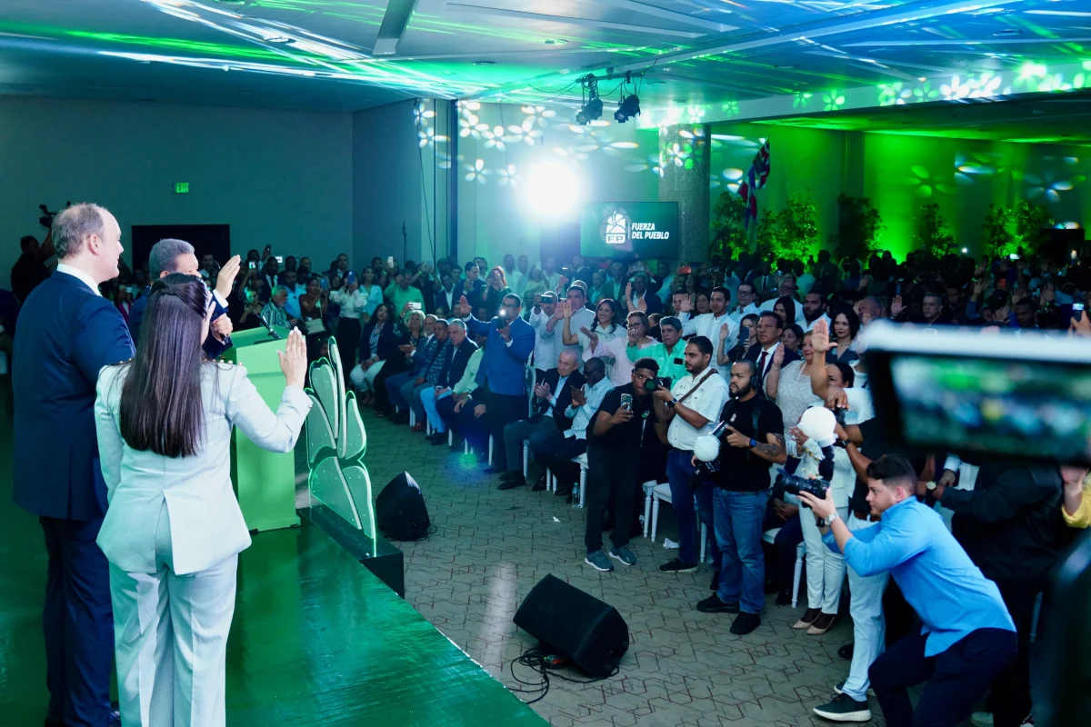 José del Castillo se juramenta como nuevo miembro de la Fuerza del Pueblo