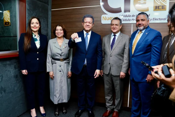 Leonel Fernández muestra su nueva cédula y afirma: “es la prueba de que el sistema funciona”