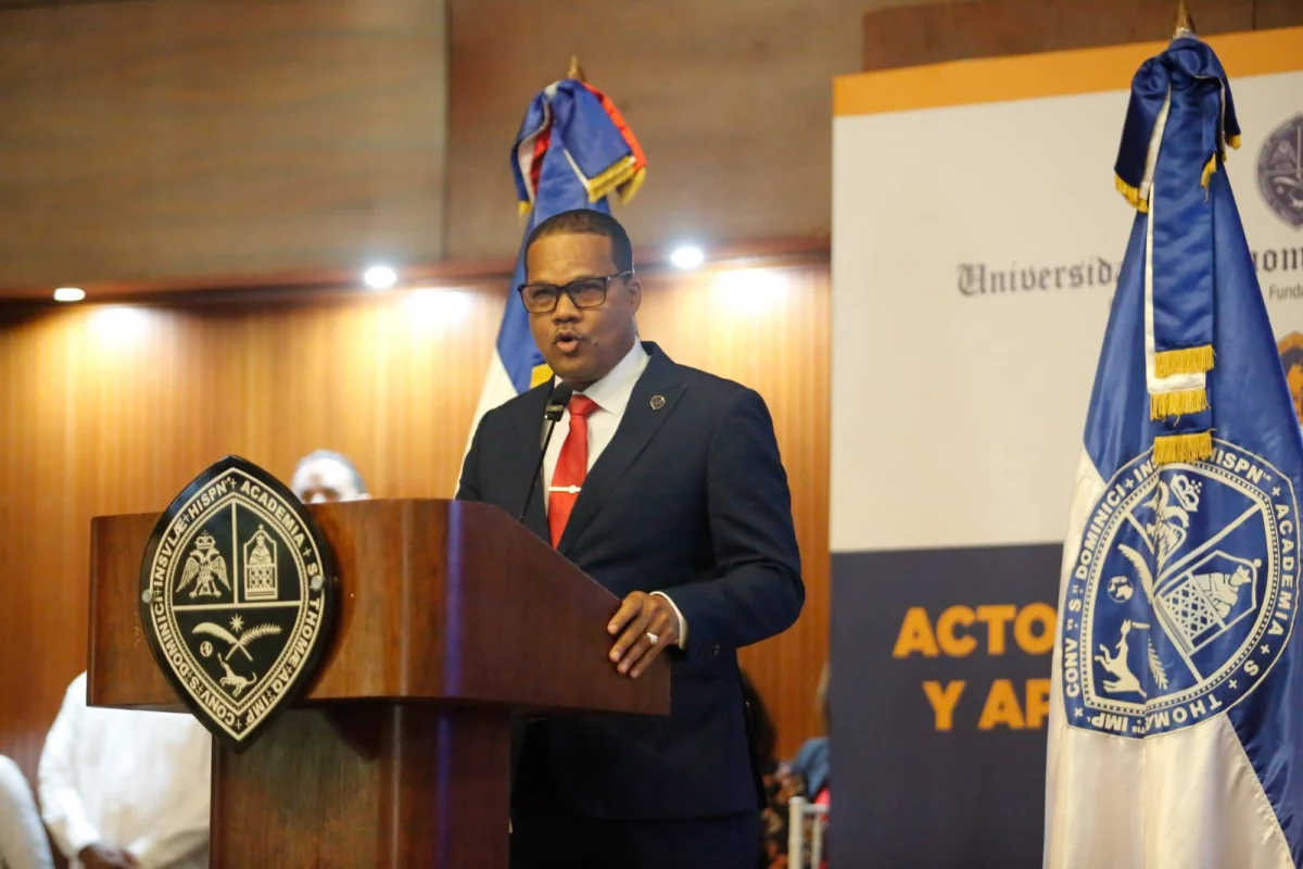 Con aires de innovación y continuidad Radhamés Silverio presenta candidatura a rector en la UASD