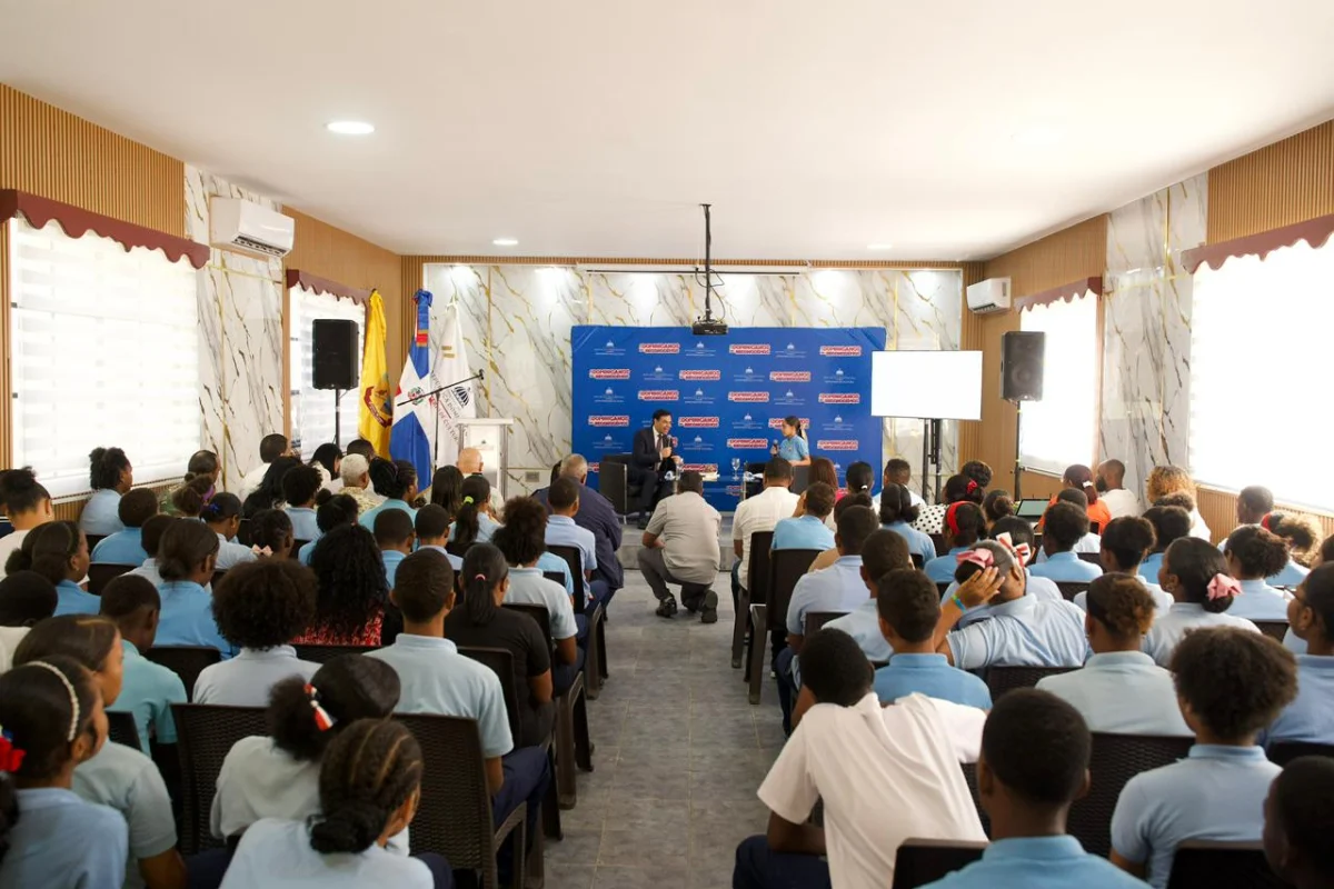 Roberto Ángel presenta campaña “Los dominicanos nos reconocemos” en Jimaní y Barahona
