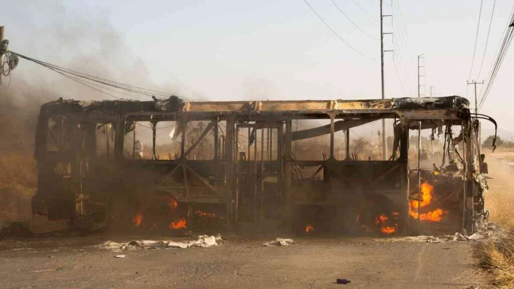 Crimen organizado bloqueó vías y quemó negocios en varios lugares de México tras operativo federal