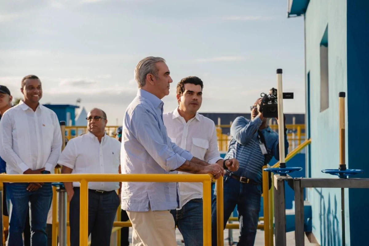 Abinader y Wellington Arnaud, director ejecutivo del INAPA inauguran acueducto de Monción