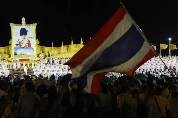 Un tribunal condena a 50 años de cárcel a un hombre en Tailandia por difamar al rey