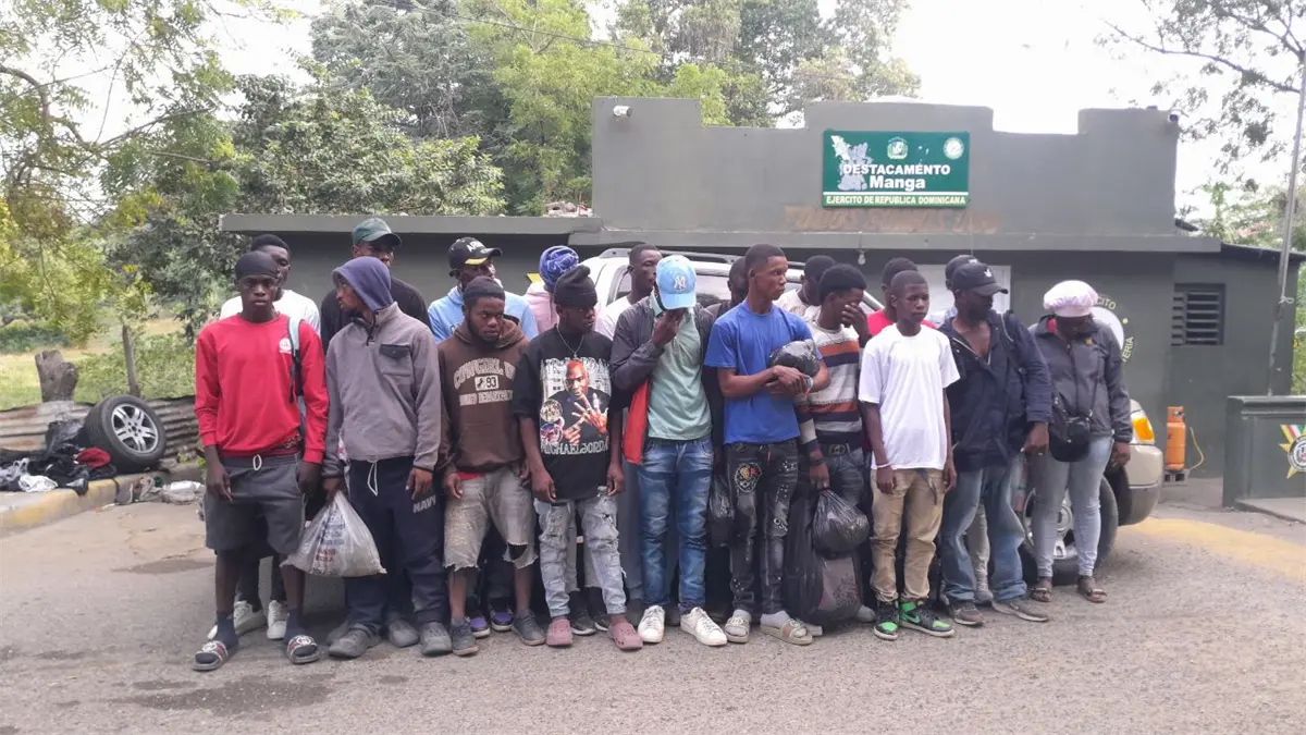 Ejército intercepta camioneta con 19 haitianos en condición migratoria irregular en Guayubín