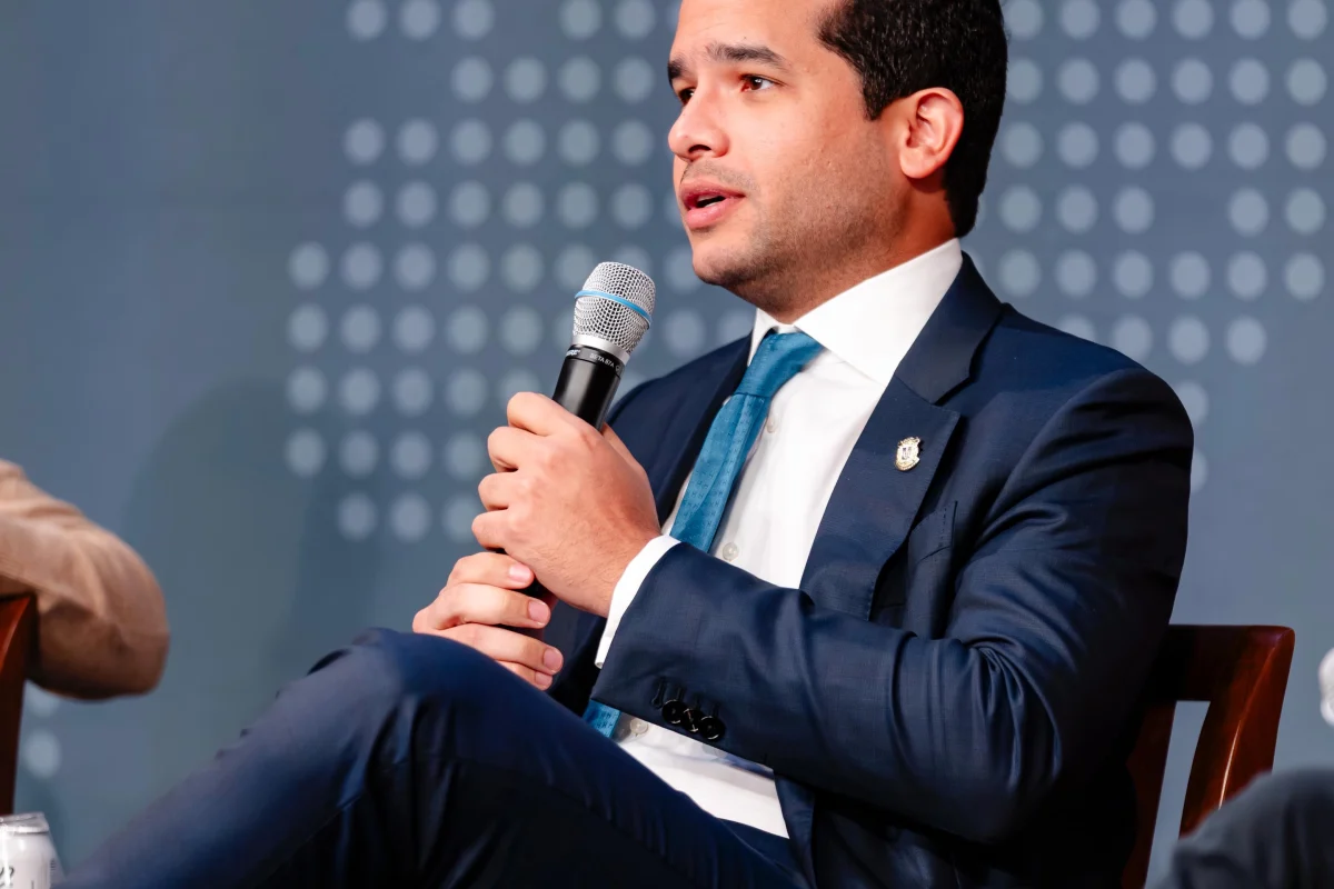 Omar Fernandez continúa su agenda internacional; expone en Harvard sobre desafíos de RD
