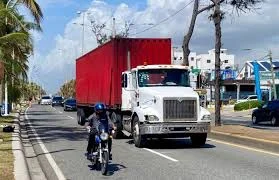 Intrant establece multa de RD$10,000 a camiones y patanas que circulen en el carril izquierdo