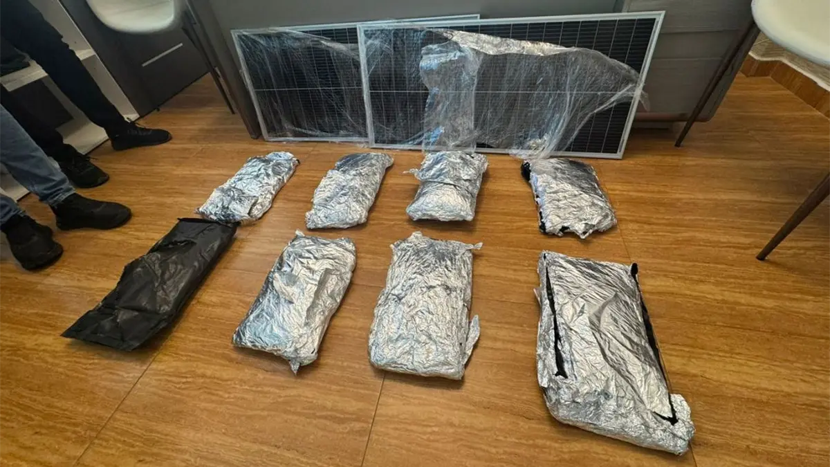 Incautan ocho paquetes de presunta marihuana camuflados en paneles solares