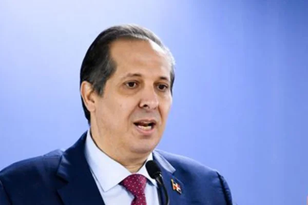 Ministro de Salud recomienda sustituir refrescos por agua para mejorar la salud