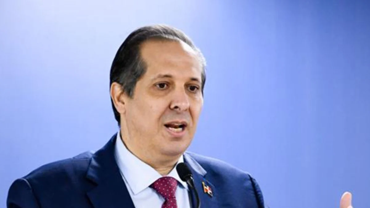Ministro de Salud recomienda sustituir refrescos por agua para mejorar la salud