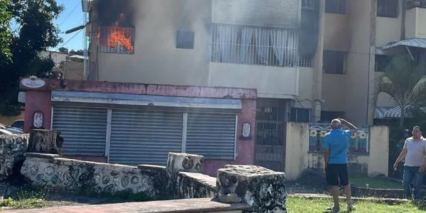 Hombre mata a su pareja y luego incendia vivienda en Santo Domingo Este