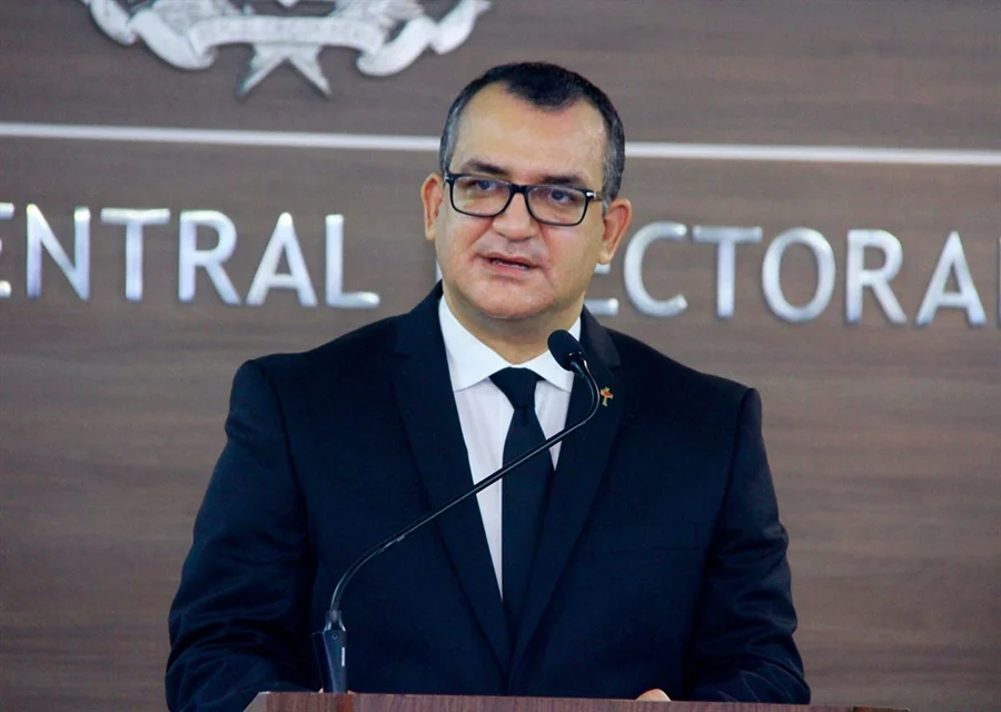 «El que no tenga la nueva cédula antes de 2027 quedará “muerto civil”, advierte Román Jáquez