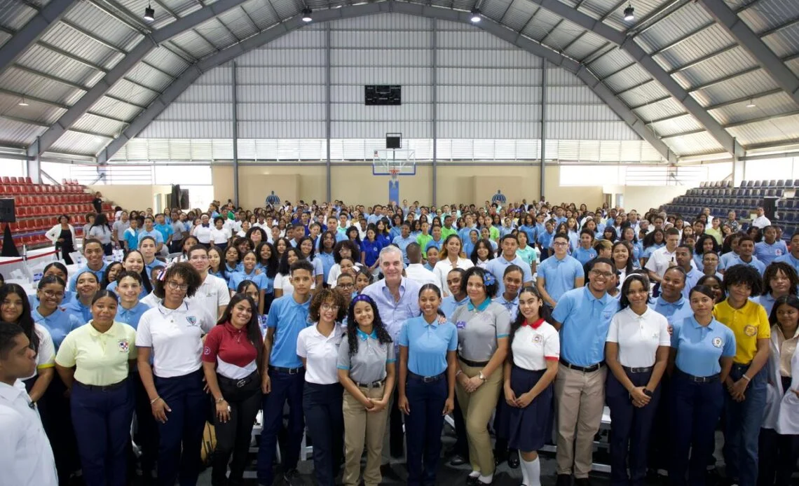 Abinader dialoga con estudiantes de SDE sobre educación, empleo y medioambiente