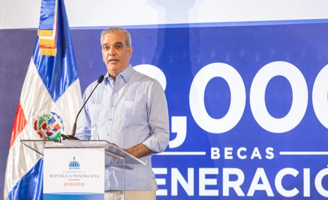 Abinader entrega 8,000 becas del programa Generación STEAM para impulsar formación tecnológica