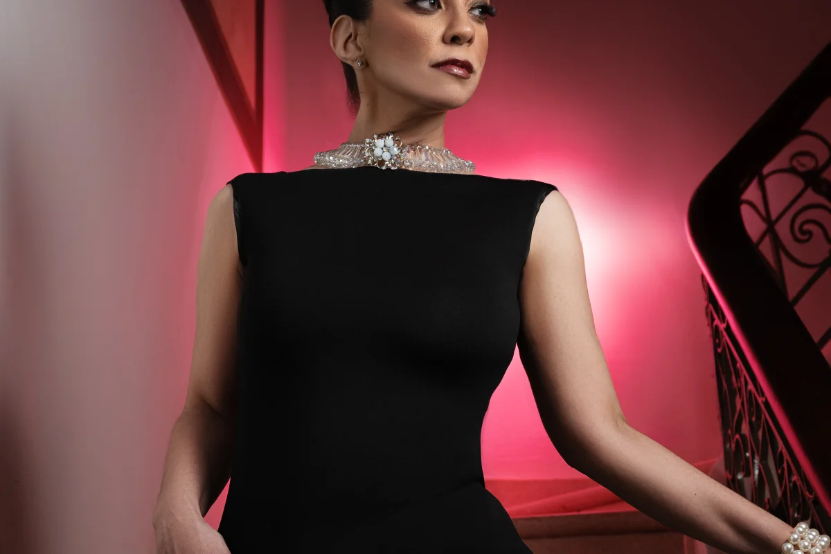 Kris Viñas @LoDiceKris – Presentadora de «El Mangú de la Mañana» en RTVD vestida por Jonnathan Duin