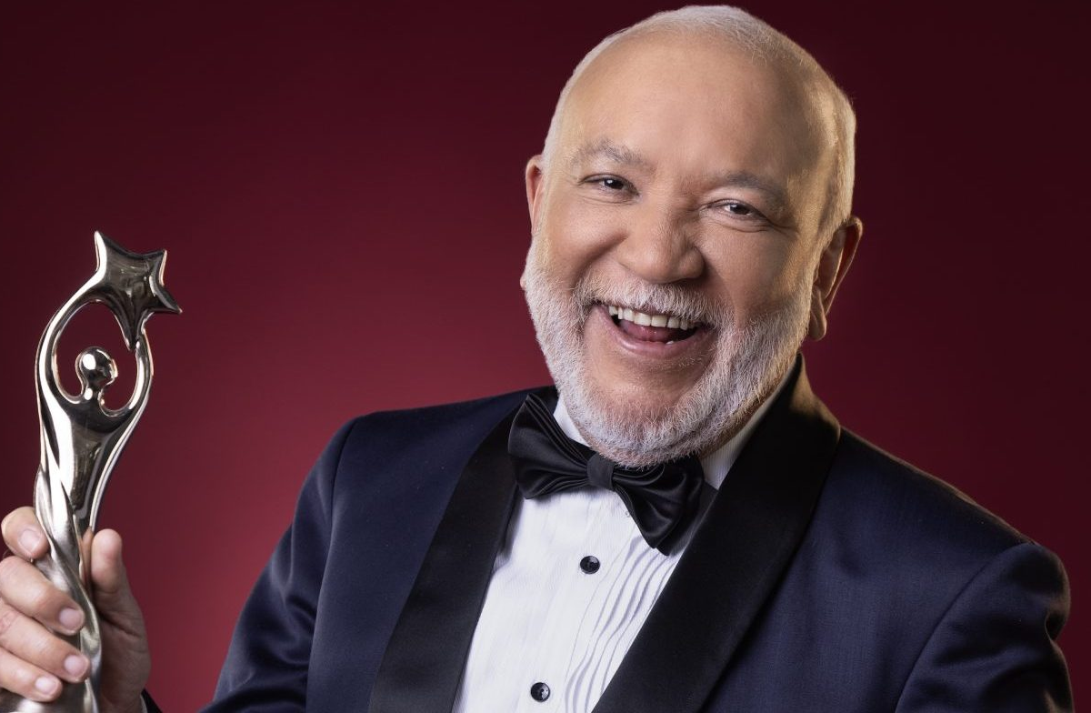 Jochy Santos recibe el gran Soberano, el máximo galardón entregado en la premiación