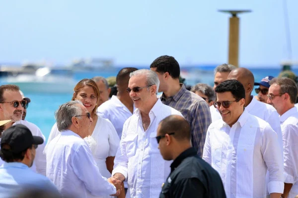 Abinader inaugura el Muelle Turístico Atelón en Isla Catalina y da primer palazo para Club de Playa en La Romana