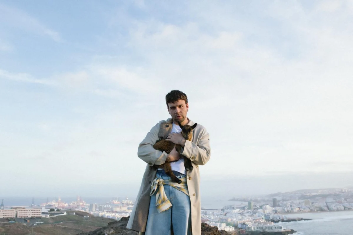 Quevedo presenta “Ni borracho”, un himno festivo con el que visibiliza sus raíces y la cultura popular canaria