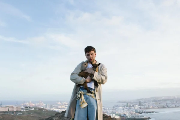 Quevedo presenta “Ni borracho”, un himno festivo con el que visibiliza sus raíces y la cultura popular canaria