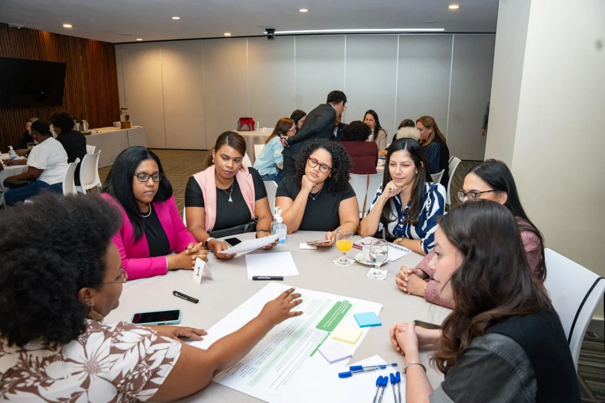 Sectores analizan en RD impacto de la contaminación por plásticos con enfoque de género