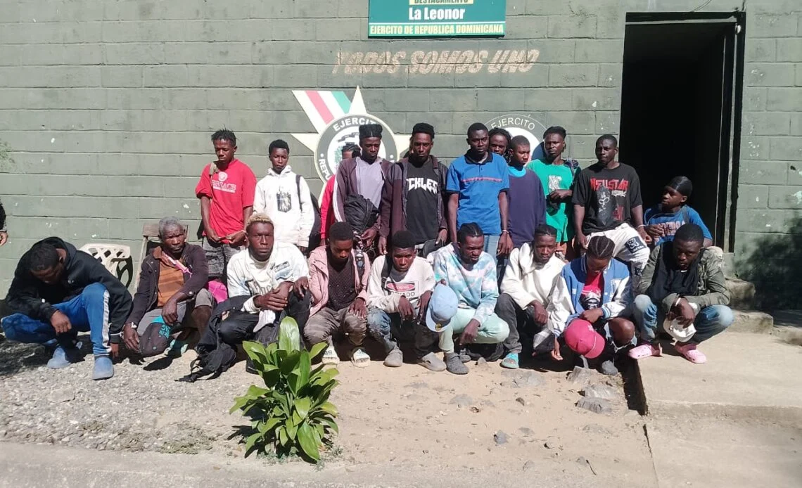 Detienen a 26 haitianos en condición irregular en zona boscosa de Guayubín