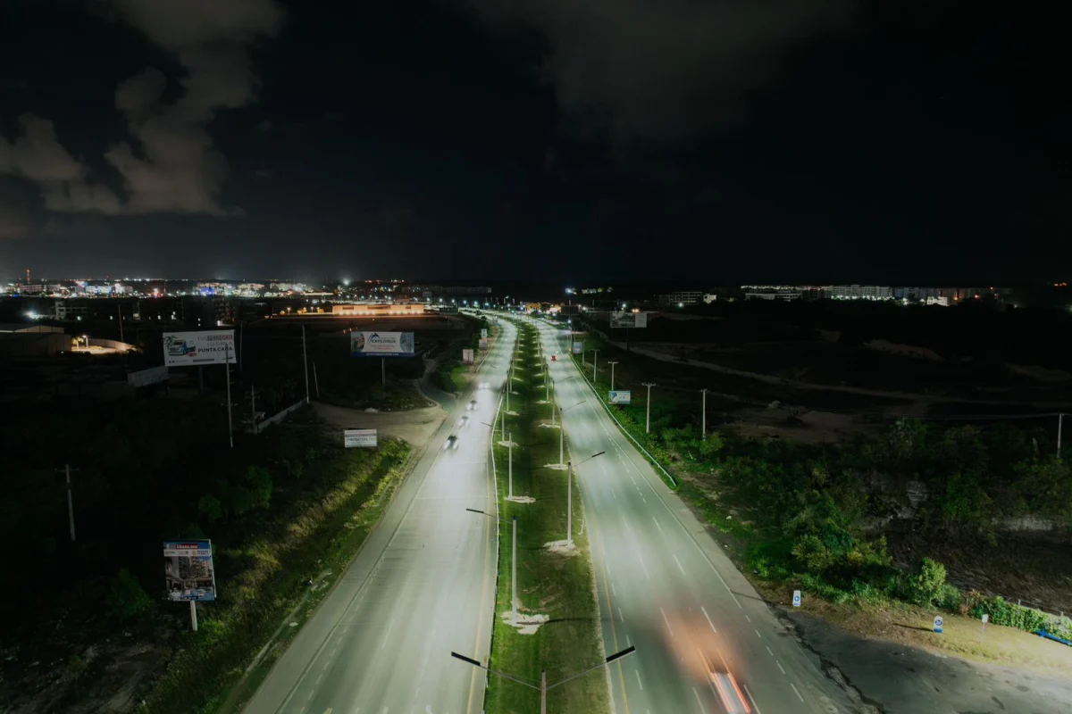 RD Vial ilumina 200 kms de carreteras con energía solar, con 20% en reducción accidentes nocturnos