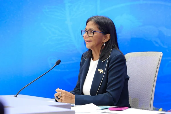 Delcy Rodríguez promete seguridad a inversiones de EEUU «indistintamente de alternancias»
