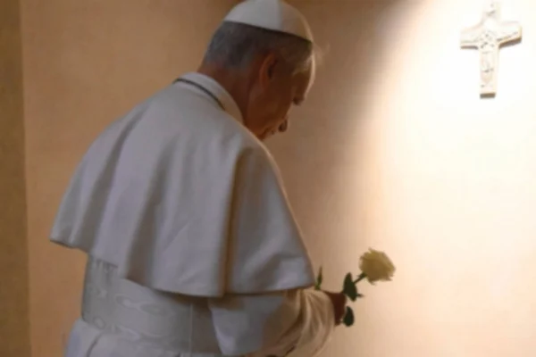 El papa reza para que las naciones renuncien a las armas y elijan la diplomacia