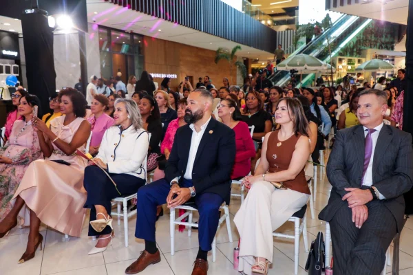 “Mujer de Pie” llena el Atrio Central de Downtown Center en un encuentro de liderazgo femenino exitoso