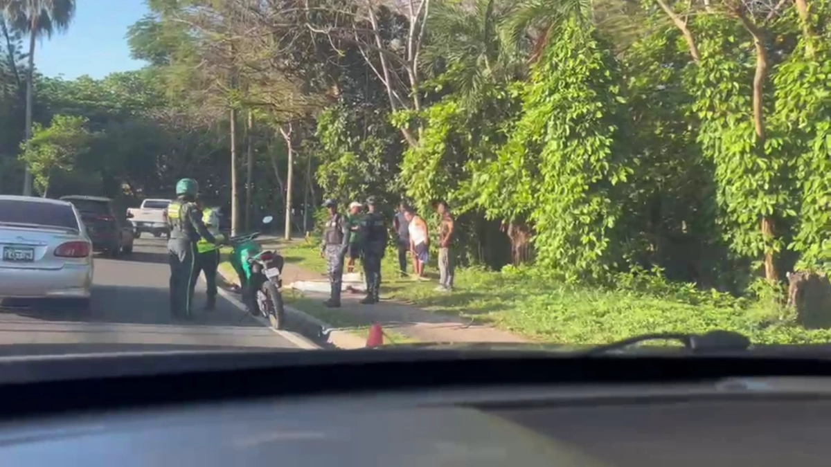 Hallan hombre muerto en acera del Jardín Botánico