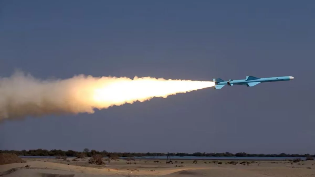 Irán lanza misiles contra la Quinta Flota de EE.UU. y objetivos energéticos israelíes