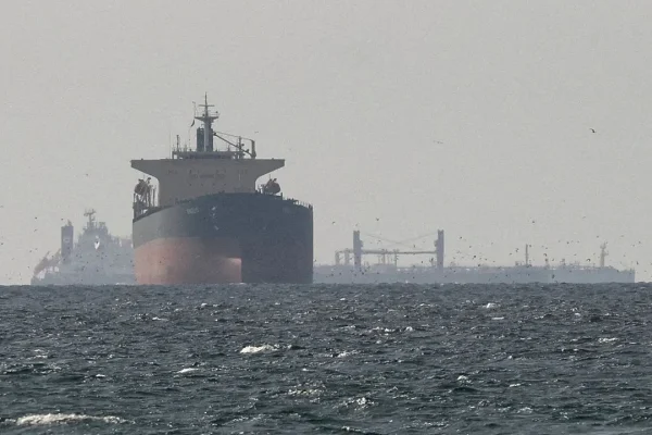 El Ejército de Irán advierte que solo su «voluntad» hará que el precio del petróleo caiga