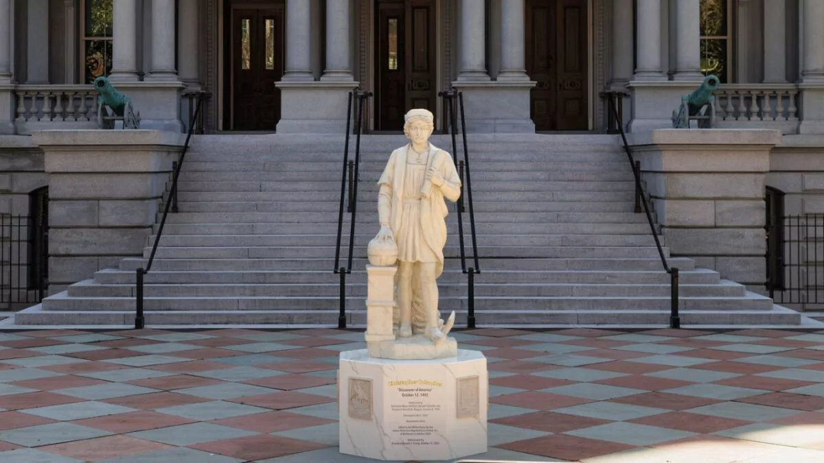 Trump instala una estatua de Cristóbal Colón en la Casa Blanca
