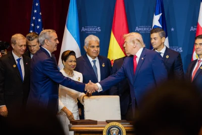 Abinader condena “cobarde ataque” durante cena de la prensa con Trump