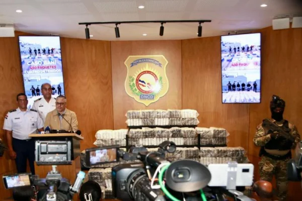 Ocupan 450 paquetes de cocaína en las costas de Baní y apresan a cuatro venezolanos