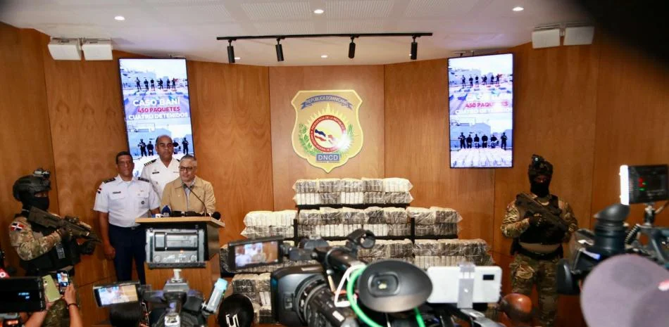 Ocupan 450 paquetes de cocaína en las costas de Baní y apresan a cuatro venezolanos