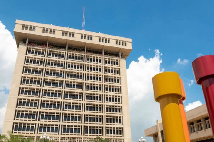 BC alerta sobre video falso de Valdez Albizu, promoviendo plataforma de inversión