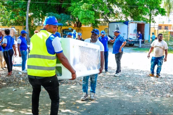 Gobierno entrega enseres a familias afectadas por inundaciones