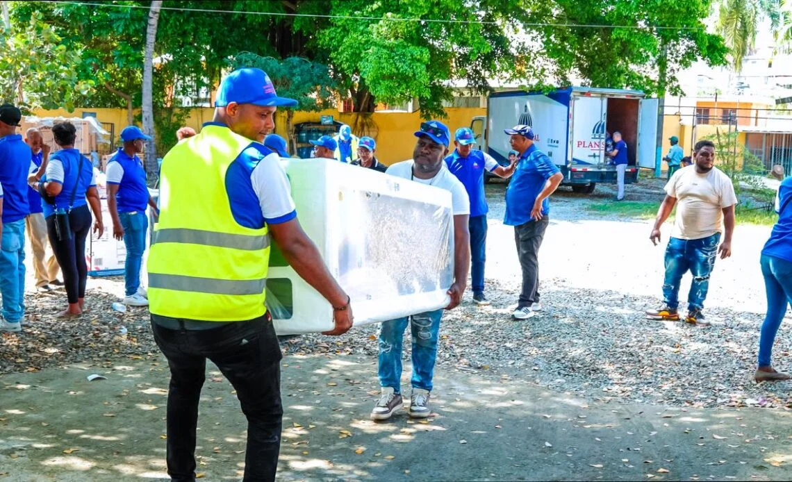 Gobierno entrega enseres a familias afectadas por inundaciones