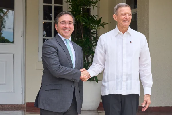 Canciller Roberto Álvarez da la bienvenida a su homólogo José Manuel Albares en República Dominicana