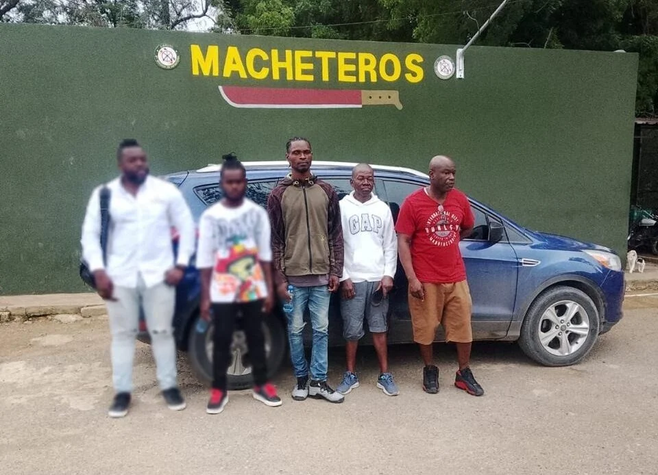 Detienen conductor reincidente con indocumentados y ocupan documentos falsos en Valverde