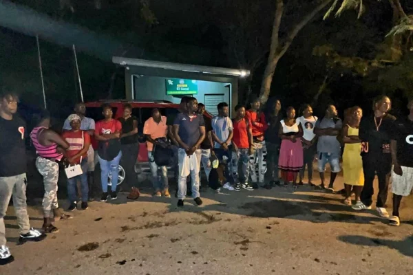 Ejército detiene vehículo con 23 indocumentados en Santiago